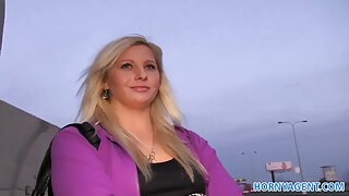 تتفقد جوسلين ، الأم الجائعة في لوند ، ابنها مواقع جنس مترجمه المريح